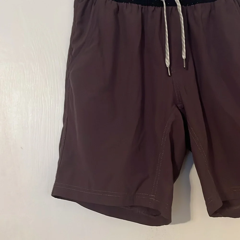 Vuori Men's Kore Shorts Lined 8" Plum/Black Small Running Exercise Lightweight - Picture 3 of 8